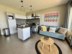 TV - Seafront apartment, 2 bedrooms, pool, parking, pets allowed (La Tranche-sur-Mer)