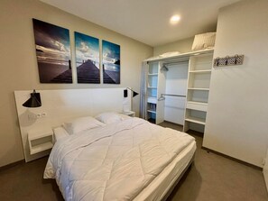 2 bedrooms, free WiFi - Seafront apartment, 2 bedrooms, pool, parking, pets allowed (La Tranche-sur-Mer)