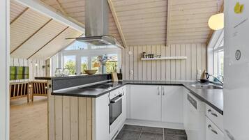 Køleskab, kogeplade, opvaskemaskine