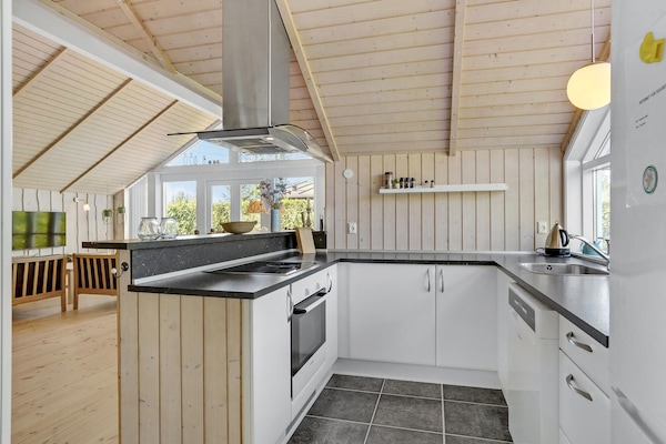 Fridge, stovetop, dishwasher