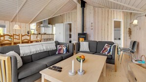 Una sala de estar acogedora con un sofá, una mesita de centro y una chimenea.