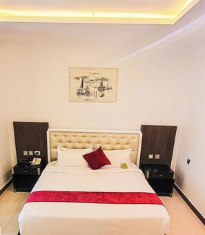Phòng đôi hoặc 2 giường đơn Deluxe | Két bảo mật tại phòng, bàn, khu vực làm việc phù hợp cho laptop 