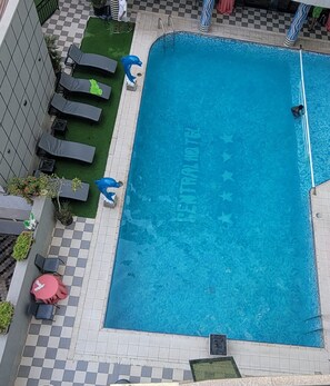 Buồng tắm vòi sen, vòi sen phun mưa, dép đi trong nhà, khăn tắm 