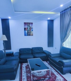 Phòng Deluxe | Két bảo mật tại phòng, bàn, khu vực làm việc phù hợp cho laptop 