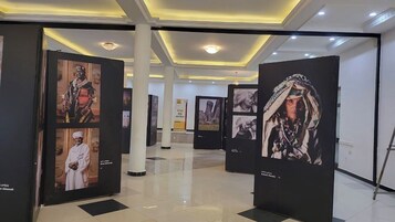 华丽双人房或双床房 | 浴室 | 淋浴设施、大花洒淋浴喷头、拖鞋、毛巾