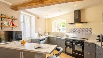 Een koelkast, een vaatwasser, een koffiezetapparaat/waterkoker