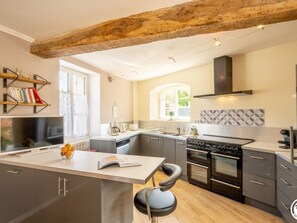 Fridge, dishwasher, coffee/tea maker