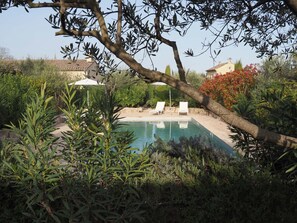 Una piscina al aire libre, una piscina climatizada