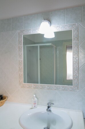 Shower, hair dryer, bidet, soap - Apartment 900 meters from the beach. (Sardegna)