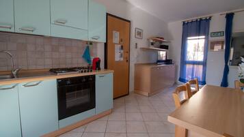 KĂŒhlschrank, Ofen, Herdplatte, Wasserkocher mit Kaffee-/Teezubehör