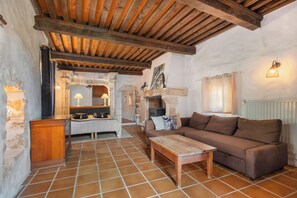 Smart TV, tavolo da ping pong, libri