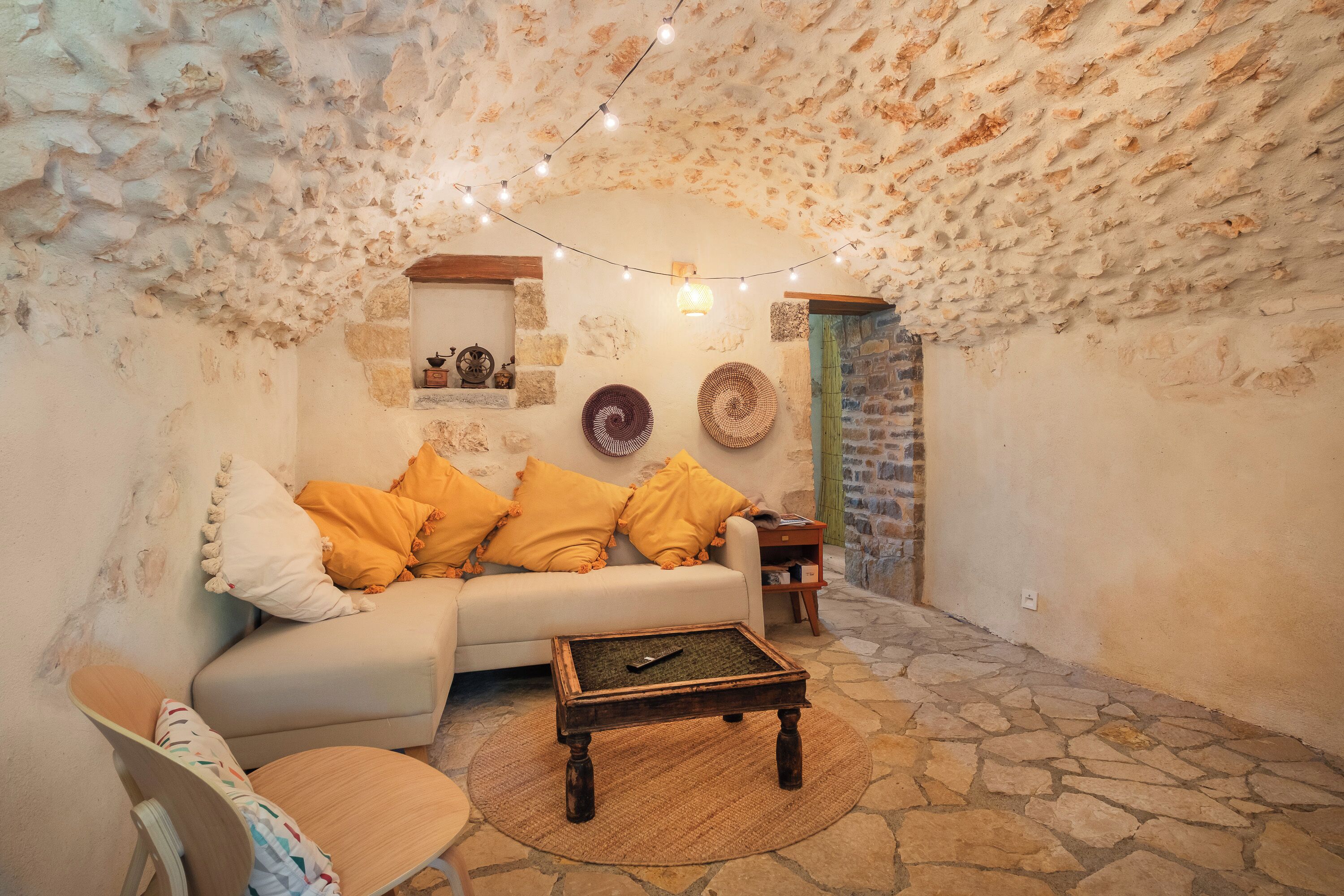 智能電視、乒乓球設施、書籍