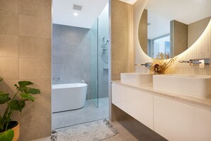 Vasca, asciugacapelli, asciugamani, sapone