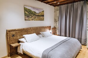 4 bedrooms, desk, iron/ironing board, free WiFi