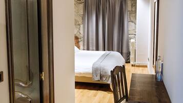 4 bedrooms, desk, iron/ironing board, free WiFi