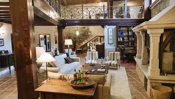 Smart TV, fireplace, DVD player, books