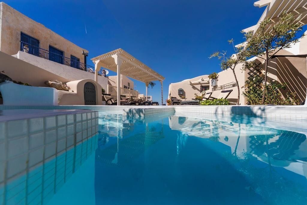 Seasonal outdoor pool, open 9:00 AM to 7:00 PM, pool loungers