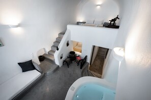 Family Apartment with indoor hot tub, Ground Floor | Area keluarga | Smart TV 32-inci dengan saluran TV kabel, TV, dan perapian