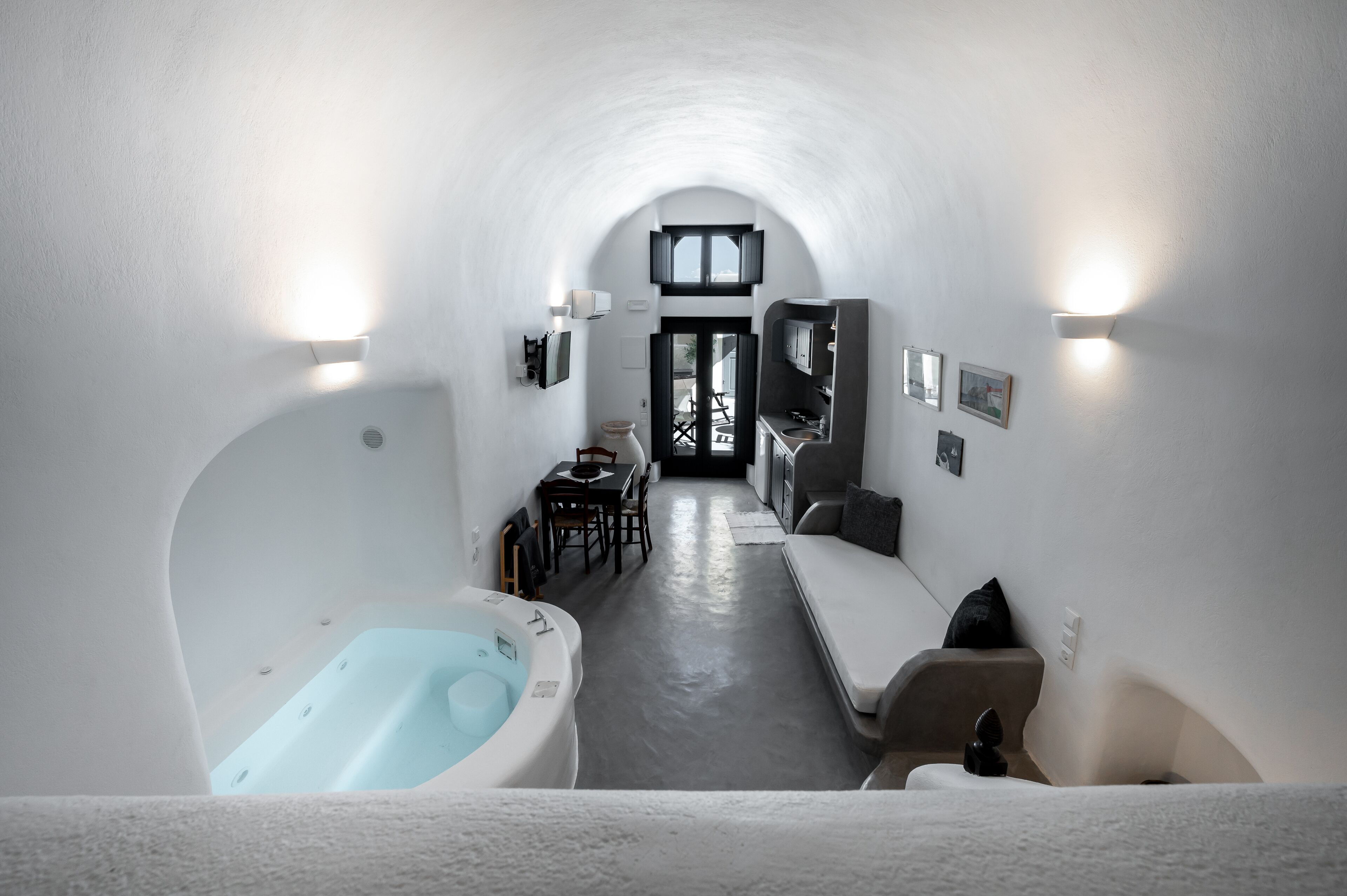 Family Apartment with indoor hot tub, Ground Floor | Stofa | 32-tommu snjallsjónvarp með kapalrásum, sjónvarp, arinn.