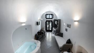 Family Apartment with indoor hot tub, Ground Floor | Khu phòng khách | Smart TV 32-inch có truyền hình cáp, TV, lò sưởi