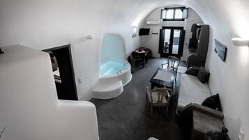 Apartment with indoor hot tub, Ground Floor | Allergikerbettwaren, Zimmersafe, individuell dekoriert