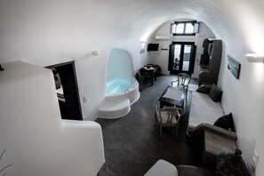 Apartment with indoor hot tub, Ground Floor | Seprai antialergi, brankas, dan didekorasi berbeda-beda
