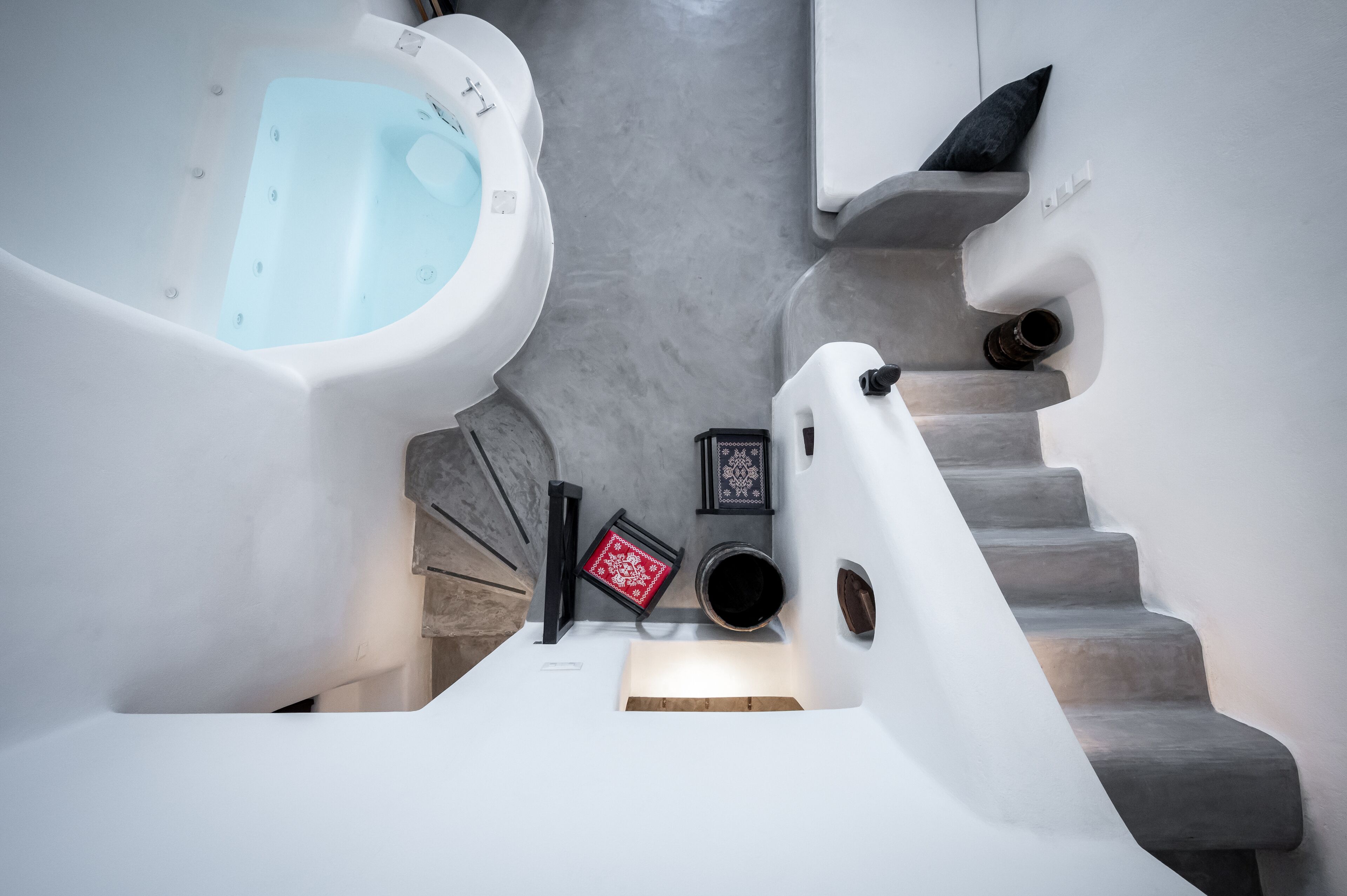 Family Apartment with indoor hot tub, Ground Floor | リビング エリア | 32 インチのスマートテレビ (ケーブル放送視聴可)、テレビ、暖炉