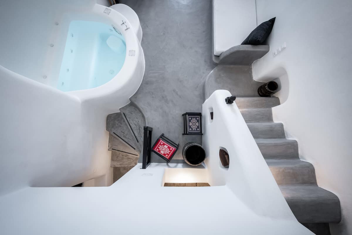 Family Apartment with indoor hot tub, Ground Floor | Coin séjour | TV connectée de 32 pouces avec chaînes par câble, télévision, cheminée