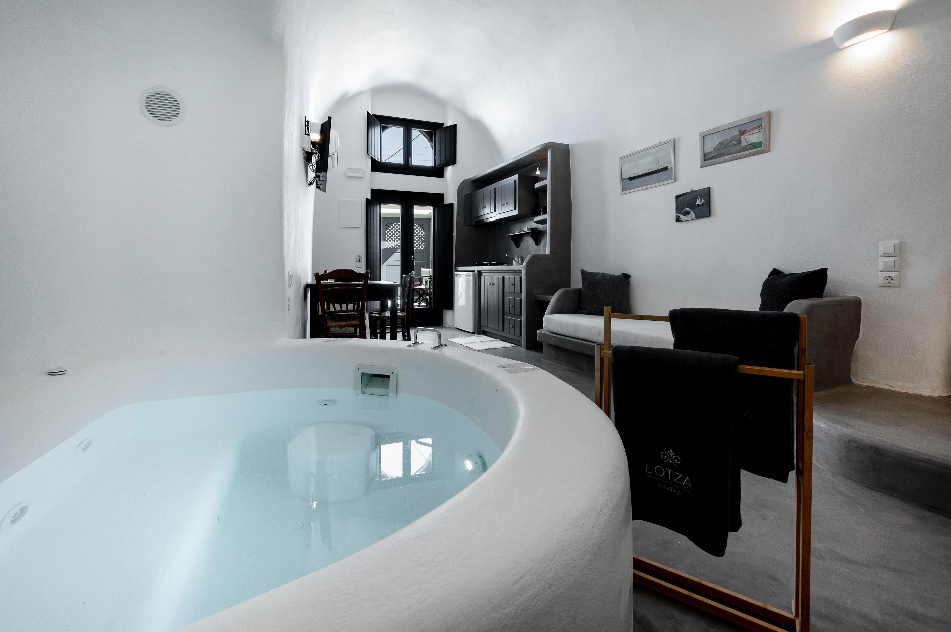 Family Apartment with indoor hot tub, Ground Floor | Stofa | 32-tommu snjallsjónvarp með kapalrásum, sjónvarp, arinn.