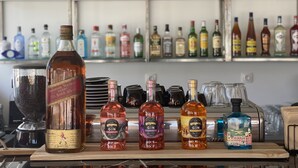 Bar (trong khuôn viên)