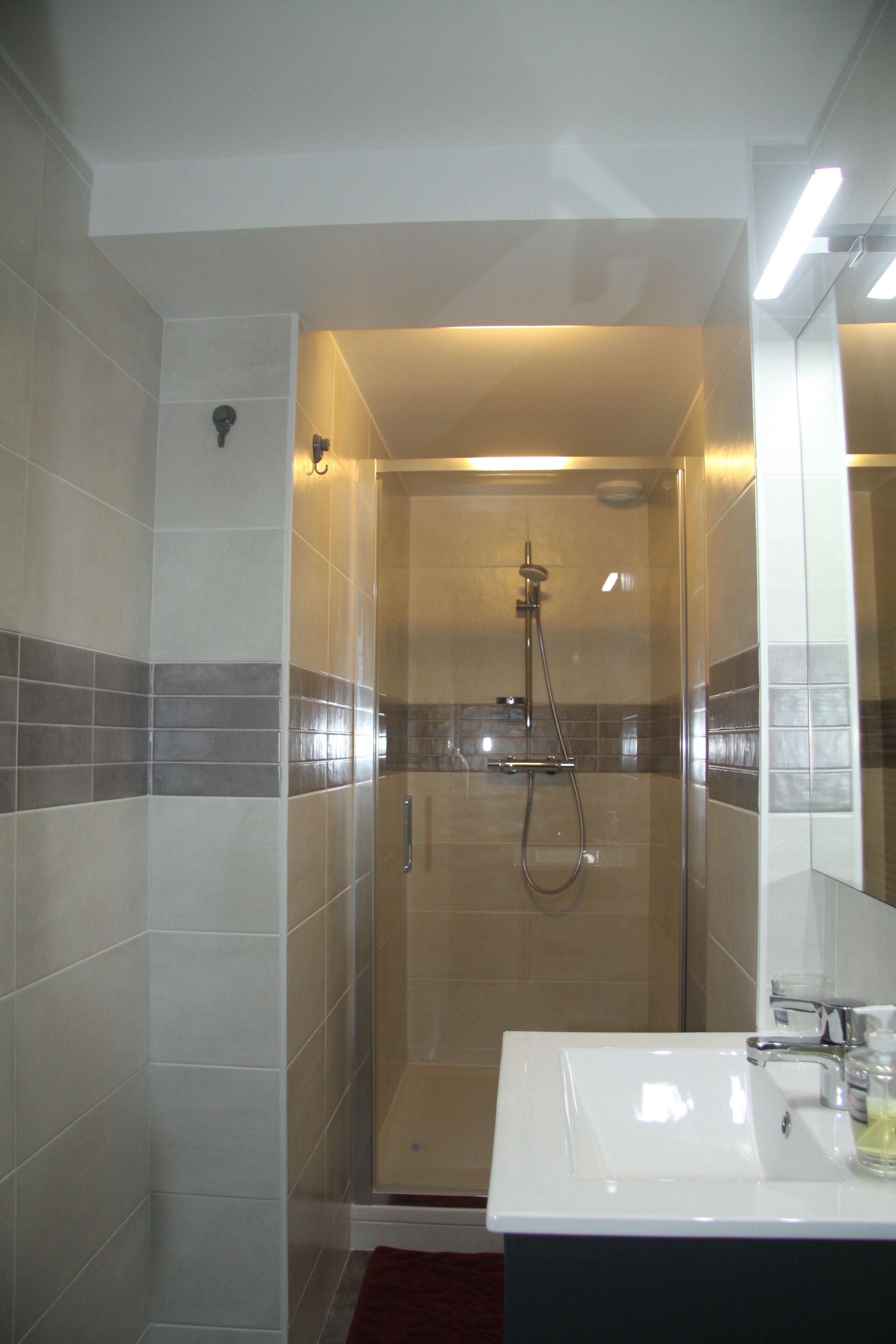 Beautiful family house with all comforts renovated on wooded land & private parking