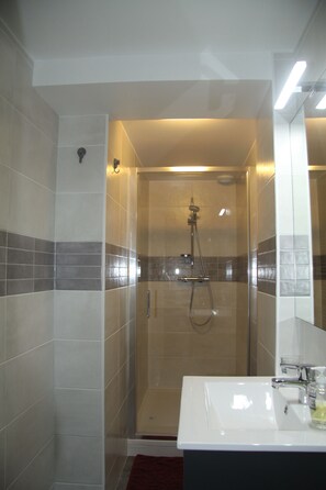 Een haardroger, handdoeken, zeep, shampoo