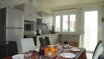 KylskÄp, mikrovÄgsugn, ugn och spishÀll