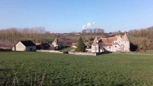 Belle maison de famille tout confort rénovée sur  terrain arboré & parking privé