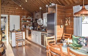 Kylskåp, diskmaskin, kaffe- och tebryggare och grytor/köksredskap