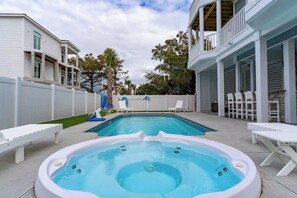 Lämmitetty uima-allas