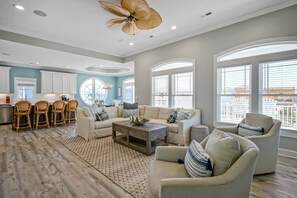 Flatskjerm-TV og DVD-spiller