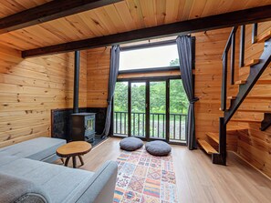 Familienbungalow | Wohnbereich | 82-cm-LED-Fernseher mit Kabelempfang, Fernseher