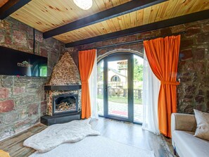 Deluxe-Maisonette | Wohnbereich | 82-cm-LED-Fernseher mit Kabelempfang, Fernseher