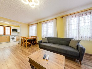 Standard-Apartment | Wohnbereich | 82-cm-LED-Fernseher mit Kabelempfang, Fernseher