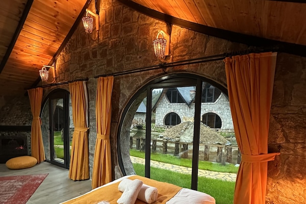 Luxury Bungalow | Meja, Wi-fi percuma, cadar katil