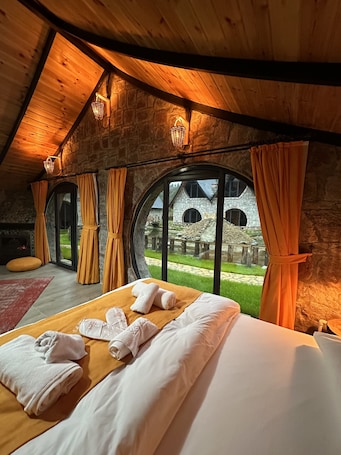 Escritorio, wifi gratis y ropa de cama