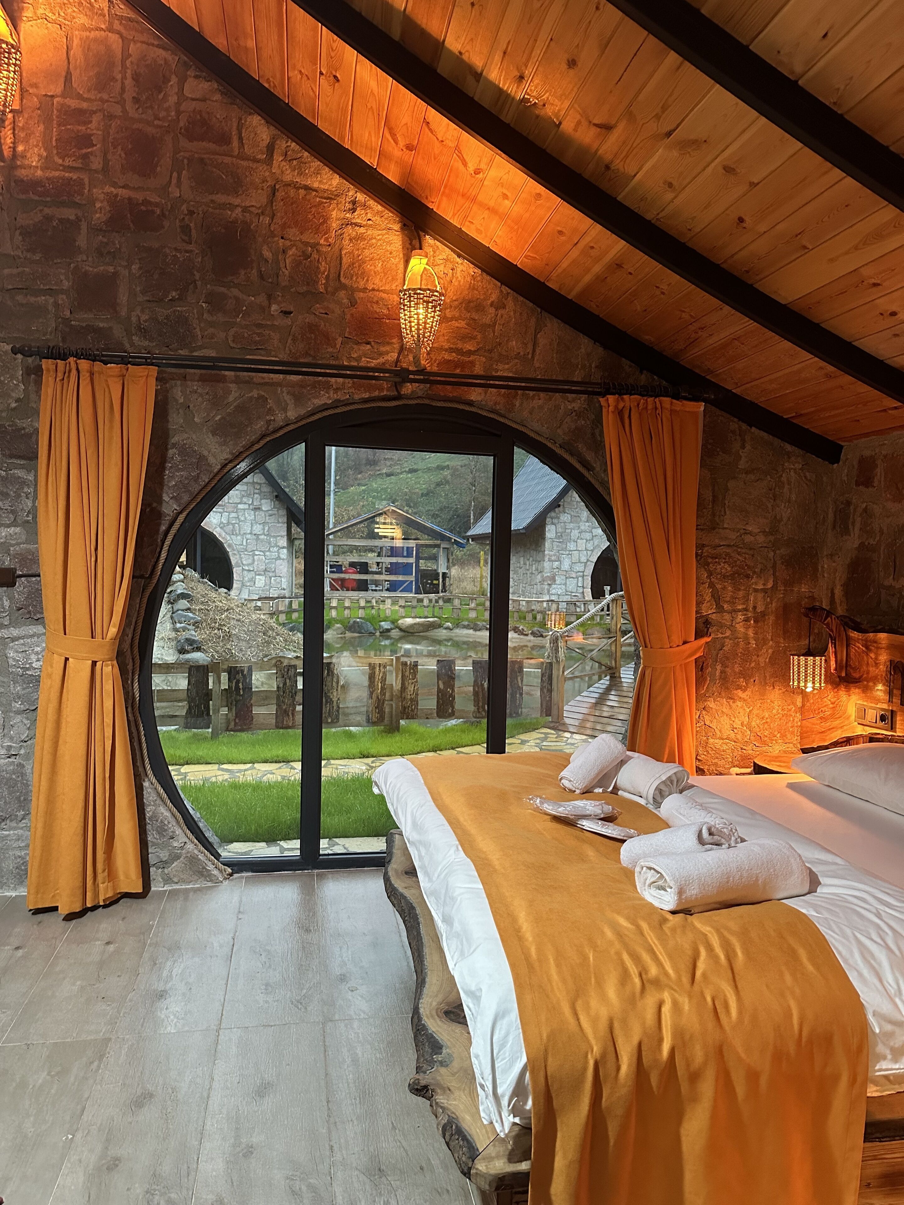 Luxury Bungalow | Desk, free WiFi, bed sheets