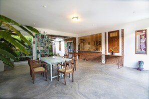 Outdoor dining - Colonial type villa in Galle - 10 min to Unawatuna beach ! (Galle)