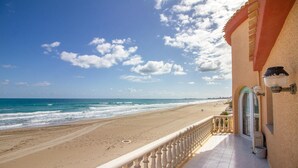 A balcony with a view of a beach and ocean. - Amazing home in Cartagena (Cartagena)