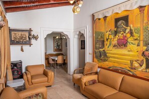 تلفزيون، مدفأة، مشغل دي في دي، كُتُب