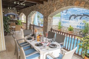 تناول الطعام بالخارج