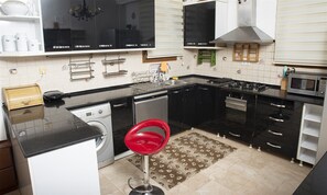 ثلاجة، ميكروويف، فرن، موقد طهي مسطح