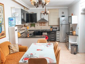 ثلاجة، ميكروويف، فرن، موقد طهي مسطح