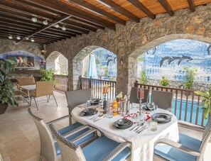 تناول الطعام بالخارج